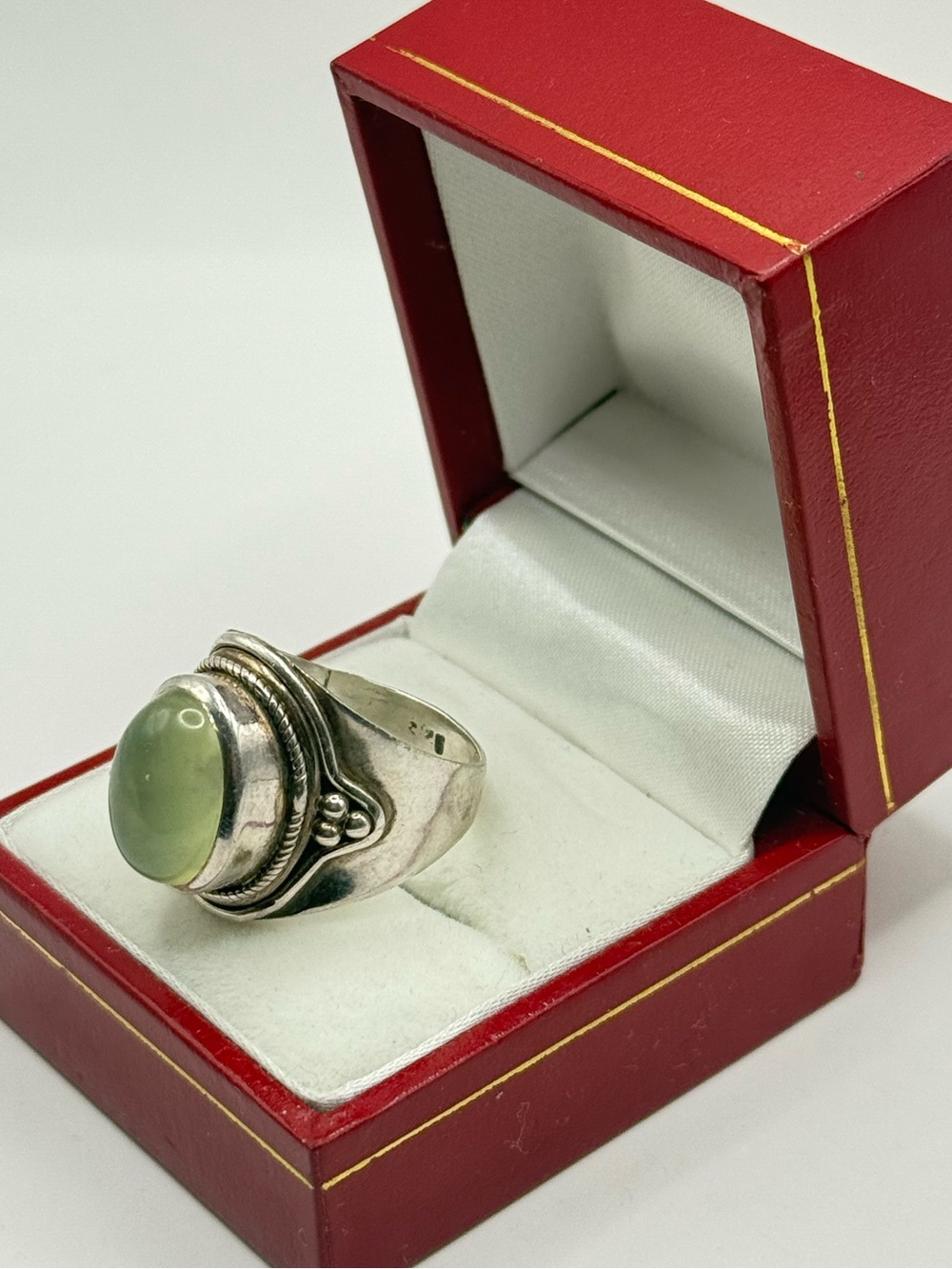 Sterling Silver Green Cat's Eye Oval Statement Ring - Unbranded size 7.2 - Picture 6 of 6